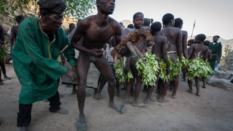 Tuhamenye : Muri Nigeria agace kitwa Adamawa hatuye ubwoko bw’abitwa Koma bucyambara ubusa kugeza na magingo aya
