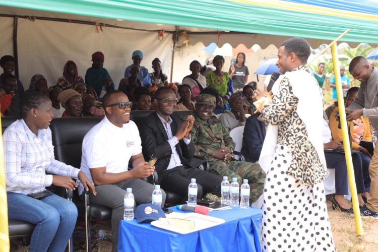 Ruhango: Imiryango 23 y’abarokotse Jenoside yakorewe Abatutsi mu 1994 yashyikirijwe inka