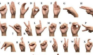 Abafite ubumuga bwo kutumva no kutavuga barasaba ibigo by’itumanaho guhugura abakozi babyo ku rurimi rw’amarenga.