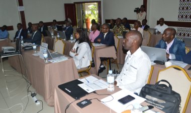 Abarimu n’abayobozi b’amashuli makuru bari guhugurwa kuri gahunda yo kubaka amasomo y’indangagaciro z’ubunyangamugayo.