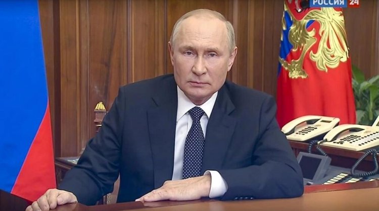 Vladimir Poutine yasinye itegeko rikangurira ingabo kujya kurwana muri Ukraine.