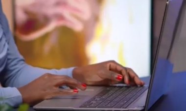 Haracyari urugendo kugira ngo buri munyeshuli wiga TVET abone mudasobwa.