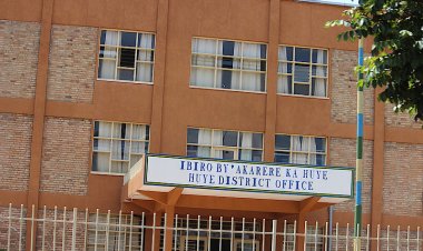 Huye/ Rukira: Bategereje ingurane z'ahanyujijwe umuyoboro w'amazi baraheba