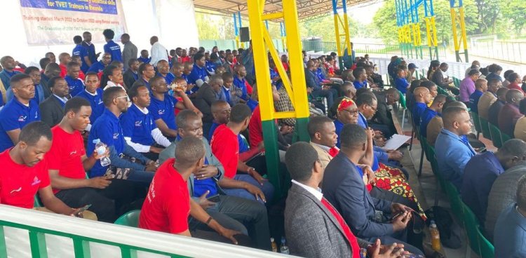 Abarimu basaba leta ko yareba ibikiri imbogamizi ku ikoranabuhanga mu burezi ikagira icyo yazikoraho