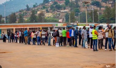 Kigali: Hari abaturage bakomeje kwinubira gutinda kubona imodoka zitwara abagenzi mu buryo bwa rusange