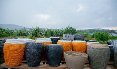 Kigali: Ababumba amavaze n'abahinga indabo barasaba ko bakongererwa igihe bakimuka batekanye