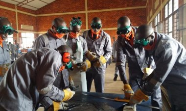 Abana bari mu mashuri bakwiye kwigishwa kwihangira imirimo