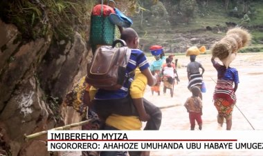 Ngororero: Ahari umuhanda habaye umugezi none basigaye bambuka bagahetswe mu mugongo!
