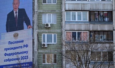 Le Kremlin dit suivre "avec attention" les visites de Biden à Kiev et à Varsovie