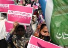 Pakistan: des femmes manifestent pour leurs droits, malgré les efforts pour les en empêcher