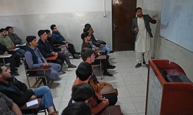 Afghanistan: les hommes de retour à l'université, pas les femmes