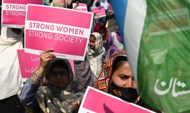 Pakistan: des femmes manifestent pour leurs droits, malgré les efforts pour les en empêcher