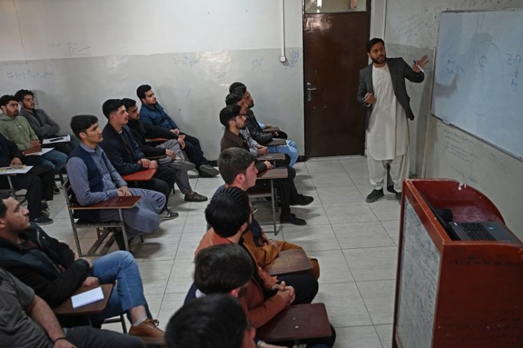 Afghanistan: les hommes de retour à l'université, pas les femmes
