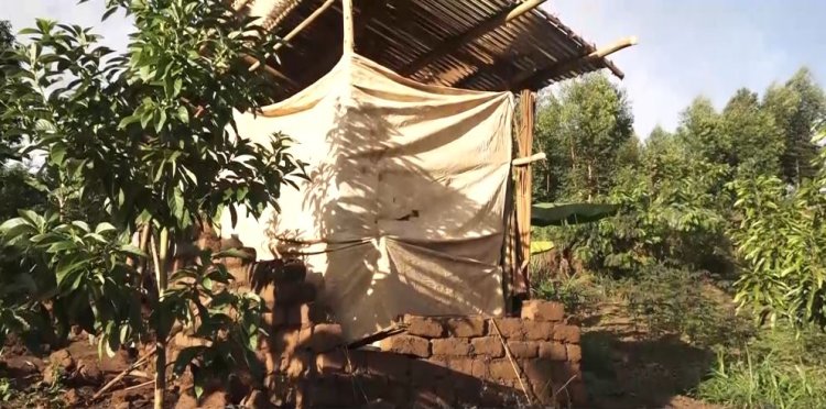 Rwamagana: Abaturage baratabariza Umubyeyi w'abana 2 umaze iminsi 4 arara muri shitingi nyuma y’uko ubuyobozi bumusenyeye inzu