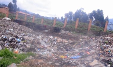 Nyabihu: Abatuye hafi y’ikimoteri cy’isoko ryo ku kora barinubira imyanda imenwa mu mirima yabo.