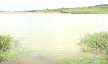 Rwamagana: Abatuye mu mudugudu wa Gahonogo bahangayikishijwe no gukoresha amazi mabi.