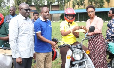 Iburasirazuba: Abakuru b'urubyiruko bahawe moto zizabafasha guhangana n'ibibazo bibangamiye umuryango