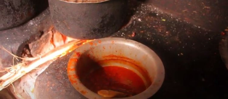 Gicumbi: Abakenera gufata amafunguro mu isoko rya Karambi barinubira umwanda wo muri za resitora zaho.