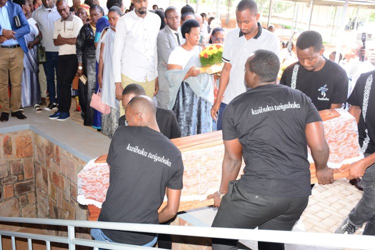 Nyarugenge: Hashyinguwe mu cyubahiro imibiri 20 y'abazize Jenoside yabonetse mu mirenge itandukanye