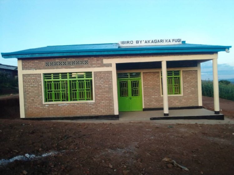 Nyaruguru:Bari babangamiwe no gusabira serivise mu ivumbi none babonye ibiro bishya!