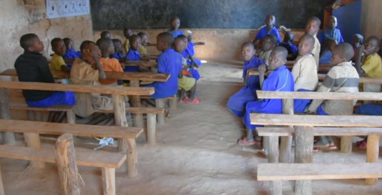 Nyaruguru: Ubucucike bukabije mu ishuli bwatumye hari abigira mu ivumbi.