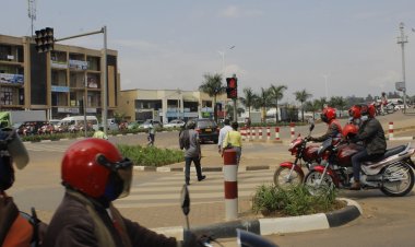 Abaturage baravuga ko bagenda basobanukirwa no gukoresha neza umuhanda iyo bambuka