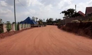 Babangamiwe n’imihanda yo muri karitsiye yangizwa n’amazi igatinda gusanwa