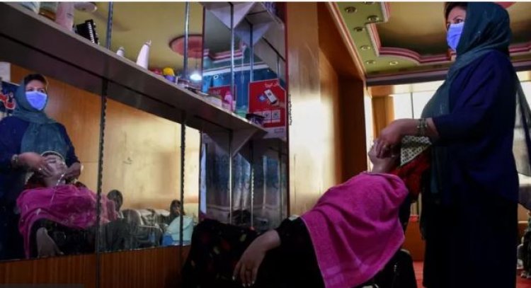 Afghanistan: Guverinoma y'abatalibani yategetse ko amazu yo gusokoza imisatsi afungwa.