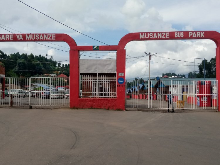 Musanze: Abagenzi ba Musanze-Kinigi barinubira kugenda bacigatiye n’imitwaro iremereye.