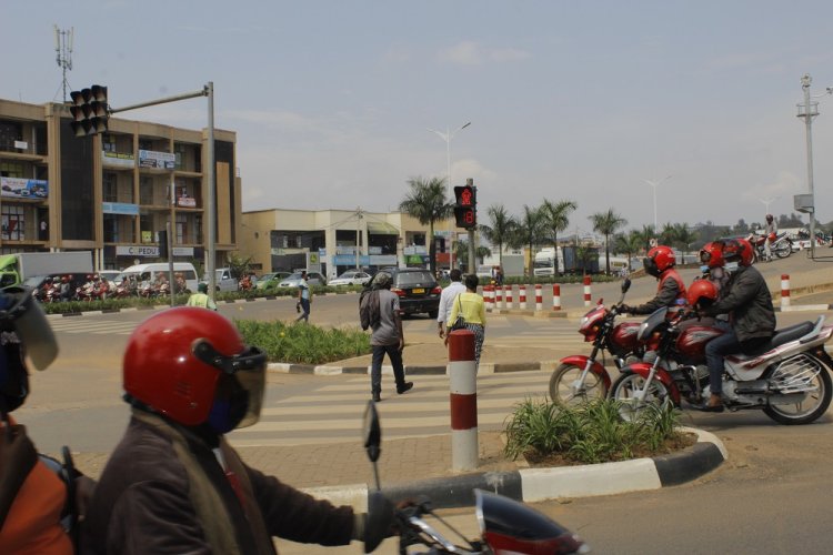 Abaturage baravuga ko bagenda basobanukirwa no gukoresha neza umuhanda iyo bambuka
