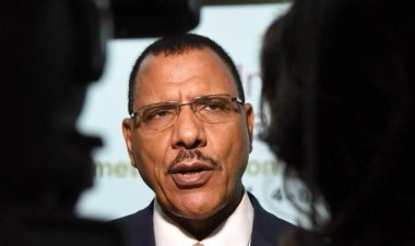 Niger: Perezida Mohamed Bazoum wahiritswe ku butegetsi, yasabye ubufasha Amerika.