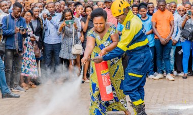 Abakozi bakorera mu nyubako nini muri Kigali bahuguwe uburyo bwo kuzimya inkongi y'umuriro