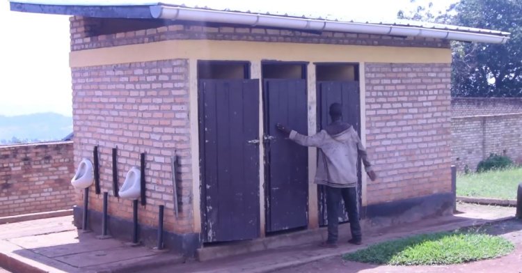 Gisagara: Abaturage barema isoko rya Ndora babangamiwe n'umwanda uba mu bwiherero bw'isoko