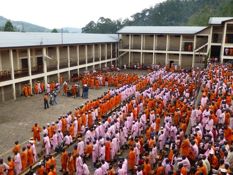 Umuryango Nyarwanda urasabwa kwakira neza abarangije ibihano bari barakatiwe