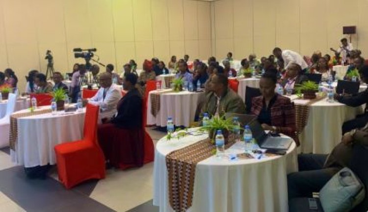 Femmes, chefs de petites entreprises expose les opportiunites de la marche commun du continent d'Afrique.