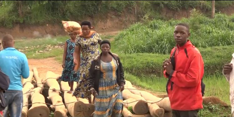 Gatsibo: Residents express concern about the slippery wooden bridge