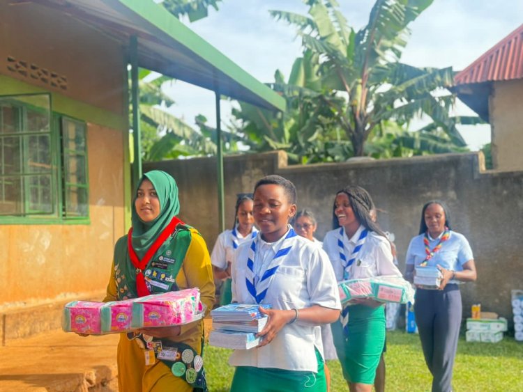 Kayonza: Abagide baremeye abanyeshuri b'abakobwa batishoboye