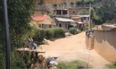 Barasaba kubakirwa ruhurura n’ikiraro kinyura hagati y’ingo zabo