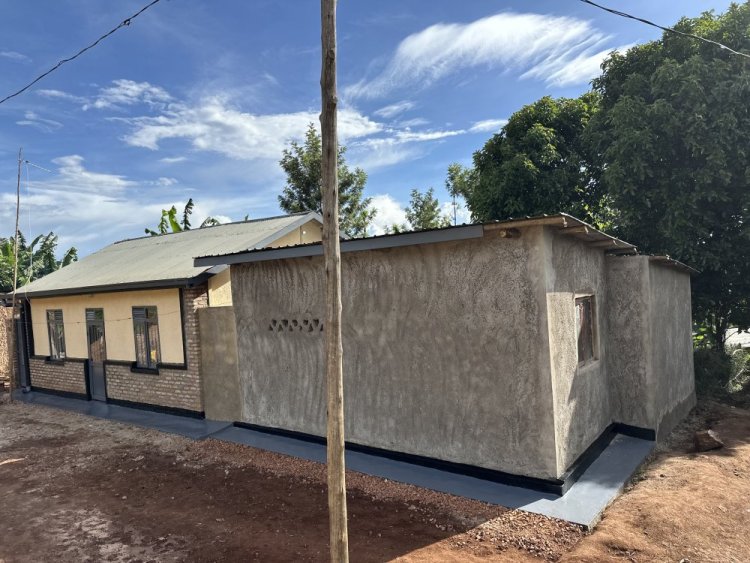 Rwamagana: Uwarokotse agasigara ari incike  wabaga mu nzu ishaje  yashyikirijwe inzu n'abanyeshuli 