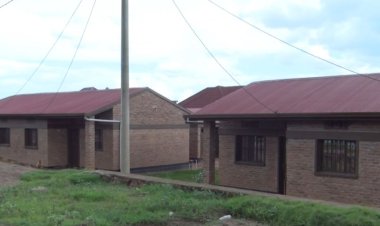 Abarokotse Jenoside batujwe mu nzu bahawe na Leta barasaba ibyangombwa byazo