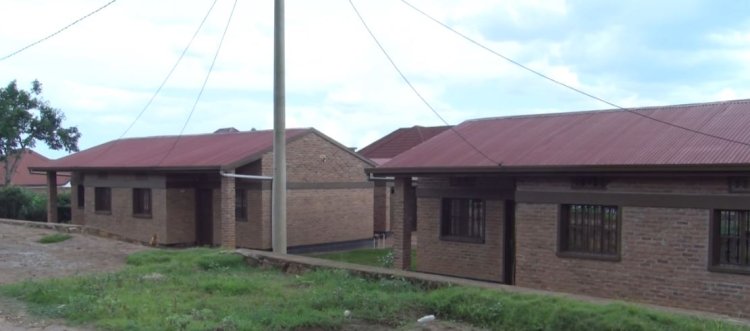 Abarokotse Jenoside batujwe mu nzu bahawe na Leta barasaba ibyangombwa byazo