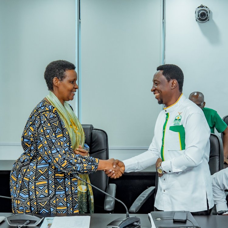 Dr. Frank Habineza yatanze kandidatire ye yo kwiyamamariza kuba Perezida wa  Repubulika - Isango Star 91.5 Inyenyeri imurikira rubanda