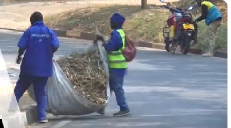 Abakora isuku mu mihanga barasaba kongererwa umushahara
