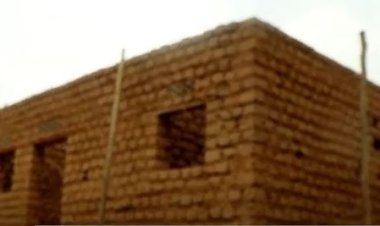 Gakenke: Abemerewe isakarobakubaka amazu bahangayikishijwe nuko imvura igiye gusanga nta mabati barabona