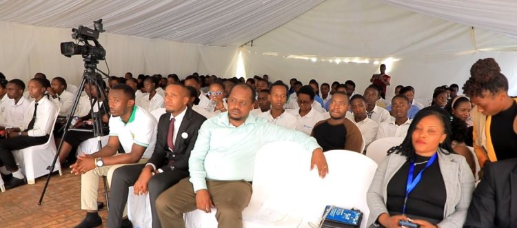 Hari abanyeshuri baganirijwe ku mahitamo akwiye ku murimo