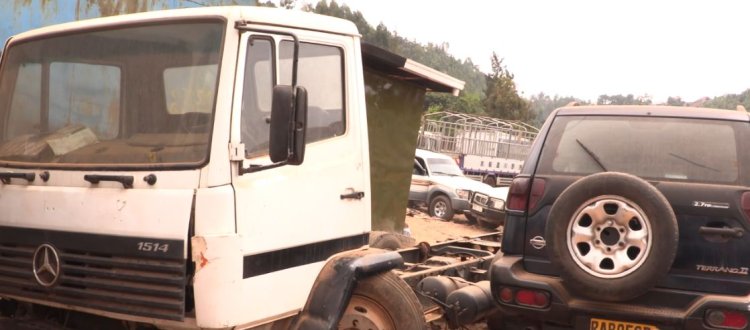 Kigali: Abaturiye amagaraje babangamiwe n'akajagari k'imodoka ziparikwa ku mihanda