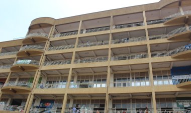 Abakorera n’abahahira mu isoko Inkundamahoro barinubira umwanda uhagaragara