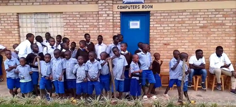 Hari abarereraga mu mashuri yafunzwe na NESA batanyuzwe n'aho abana babo boherejwe gukomereza amasomo