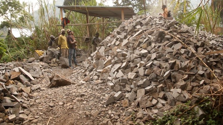 Musanze: babangamiwe n’inganda ziconga amabuye ziri mu ngo  zibica amatwi