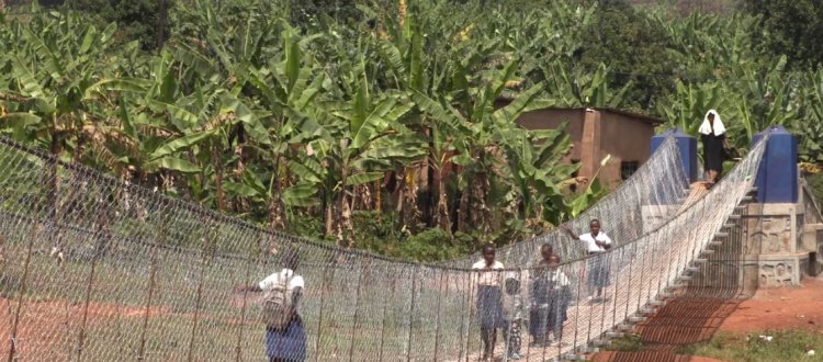 Kicukiro: Barishimira ko bubakiwe ikiraro kigezweho ariko hari abangirijwe imyaka batishyuwe